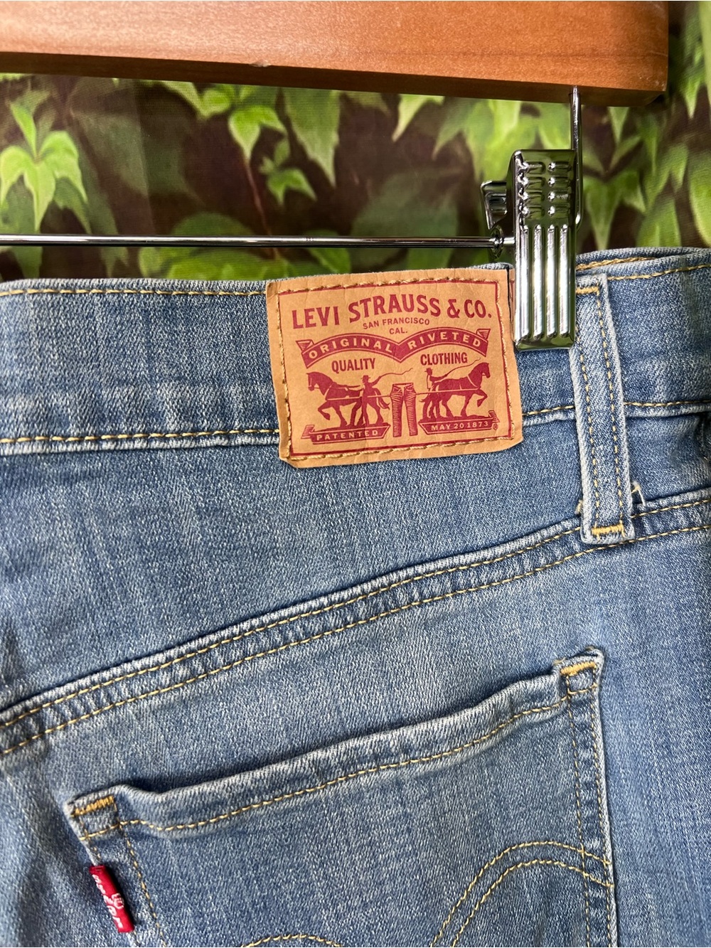 LEVI'S Mid-Length Medium Wash Classic Five Pocket Summer Shorts, 27 - Picture 10 of 14